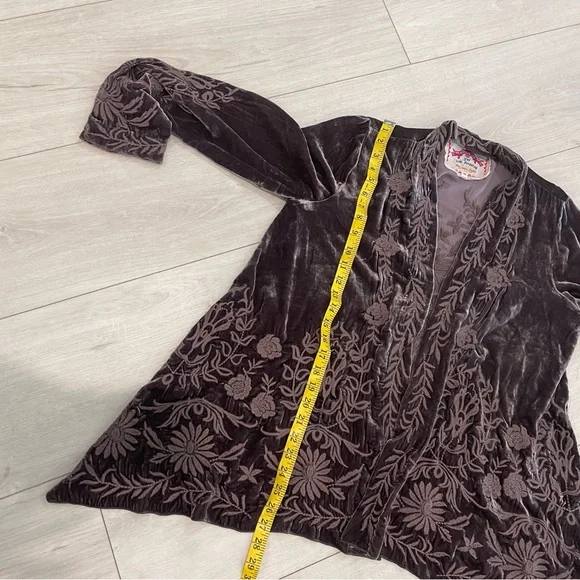 Johnny was Elegant Velvet Floral Jacket - Picture 5 of 6